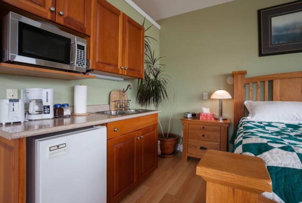 Birds Of A Feather Victoria Oceanfront Studio Suites Colwood Eksteriør billede