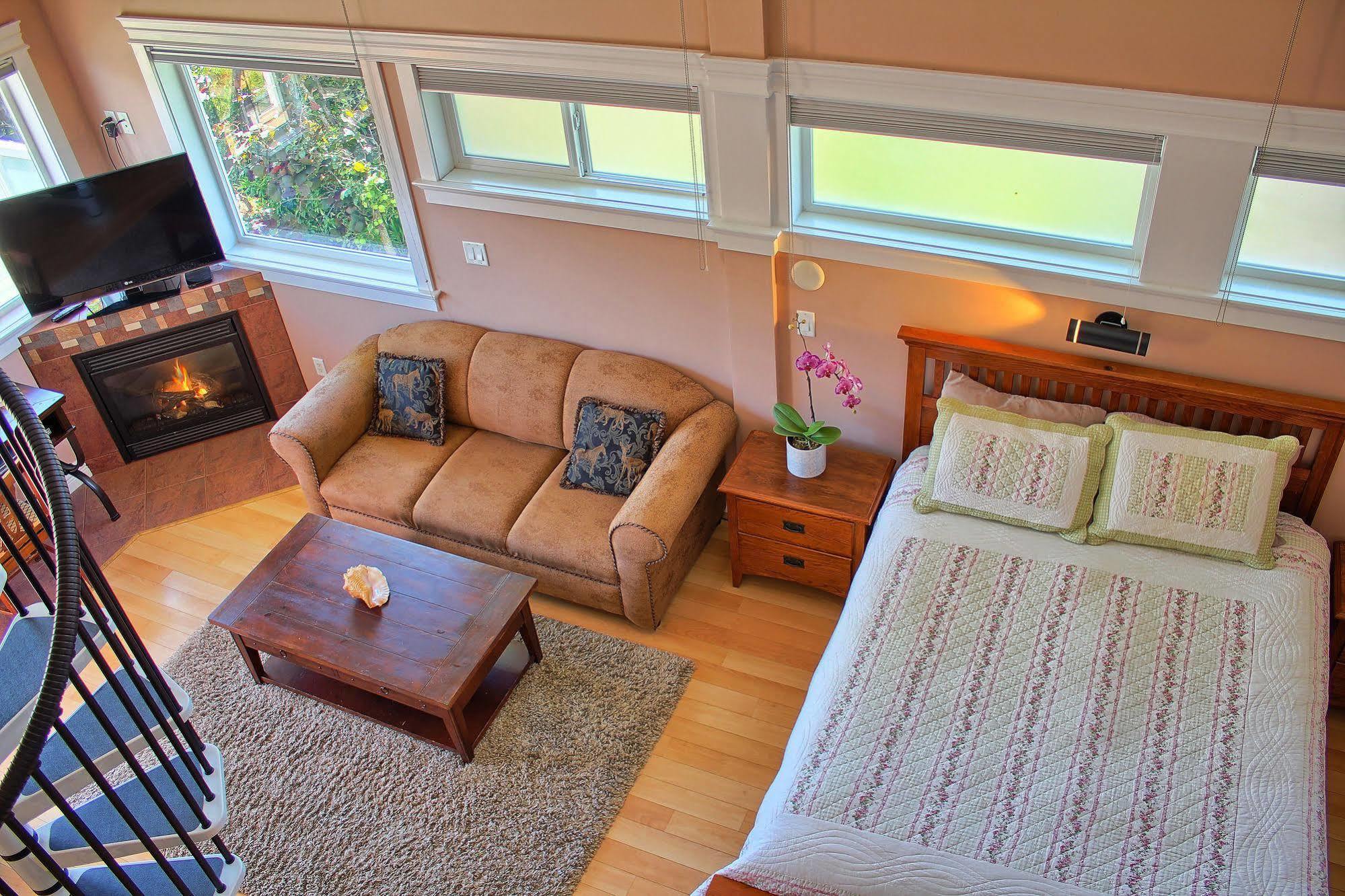 Birds Of A Feather Victoria Oceanfront Studio Suites Colwood Eksteriør billede