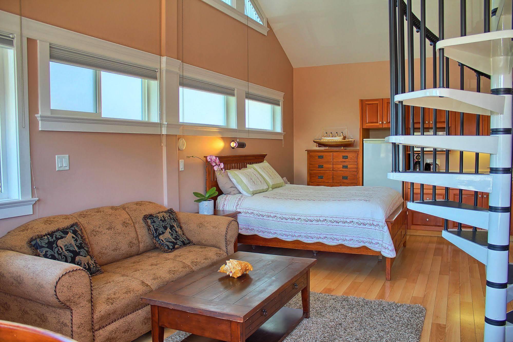 Birds Of A Feather Victoria Oceanfront Studio Suites Colwood Eksteriør billede