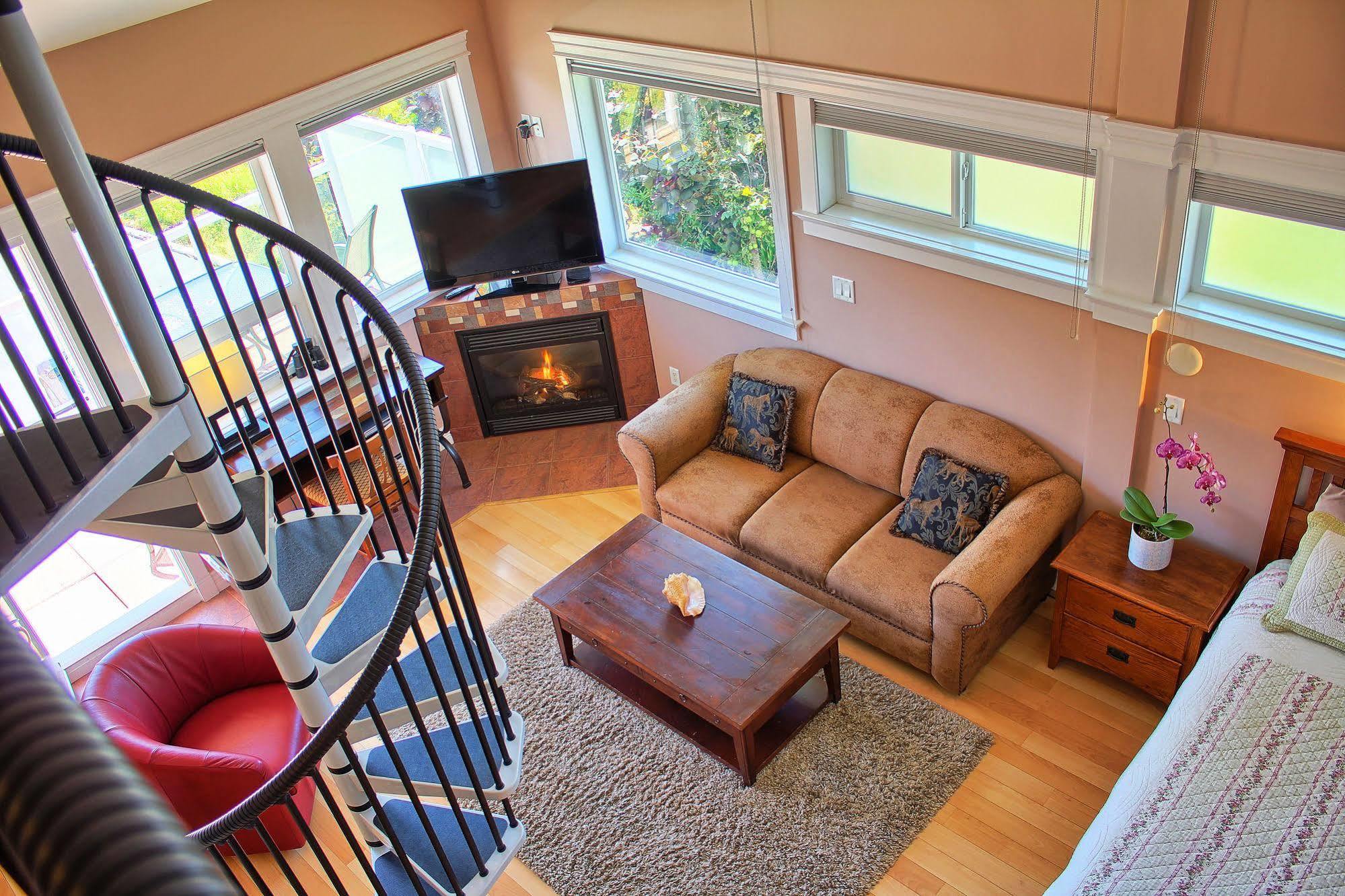 Birds Of A Feather Victoria Oceanfront Studio Suites Colwood Eksteriør billede