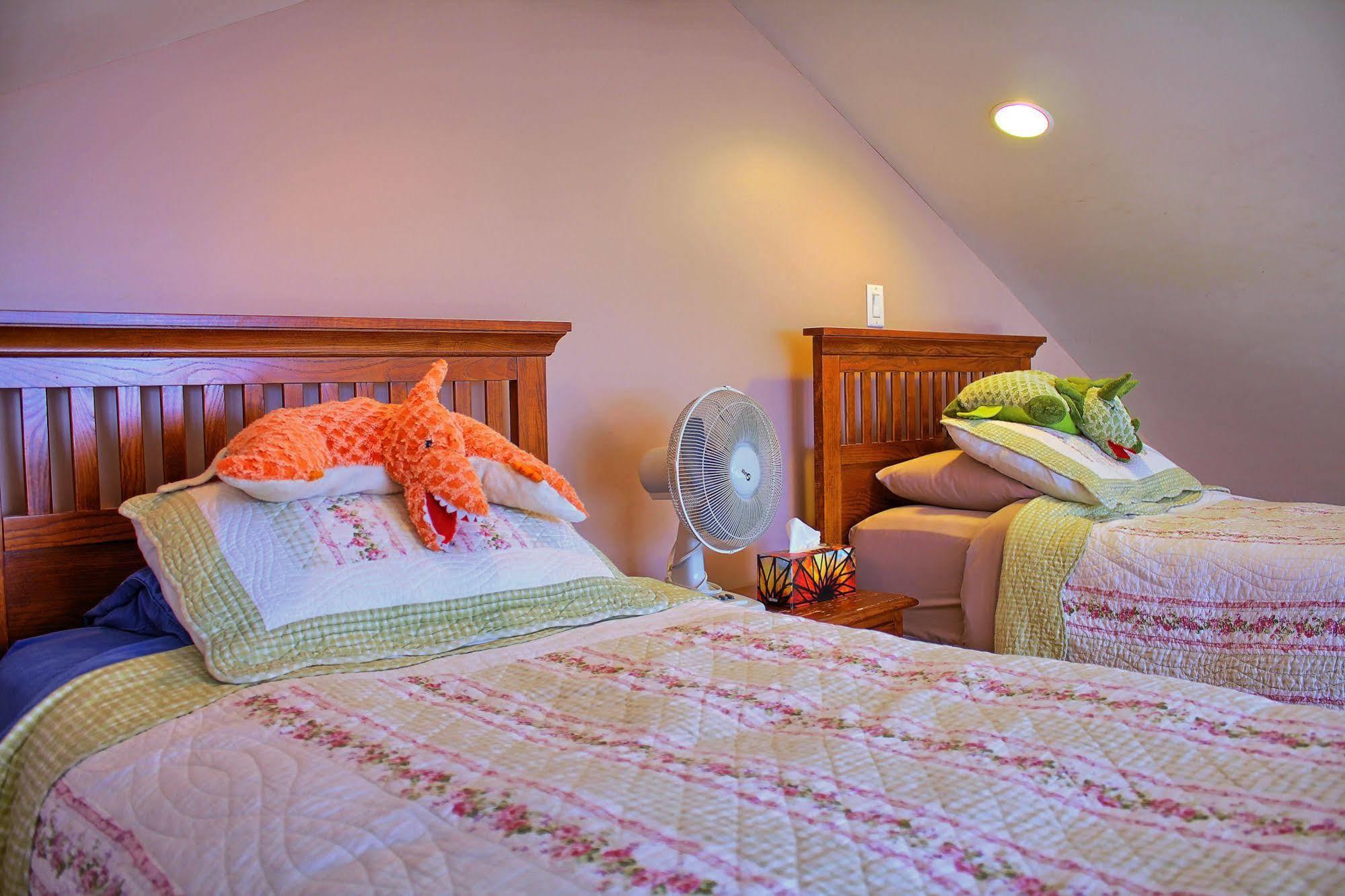 Birds Of A Feather Victoria Oceanfront Studio Suites Colwood Eksteriør billede
