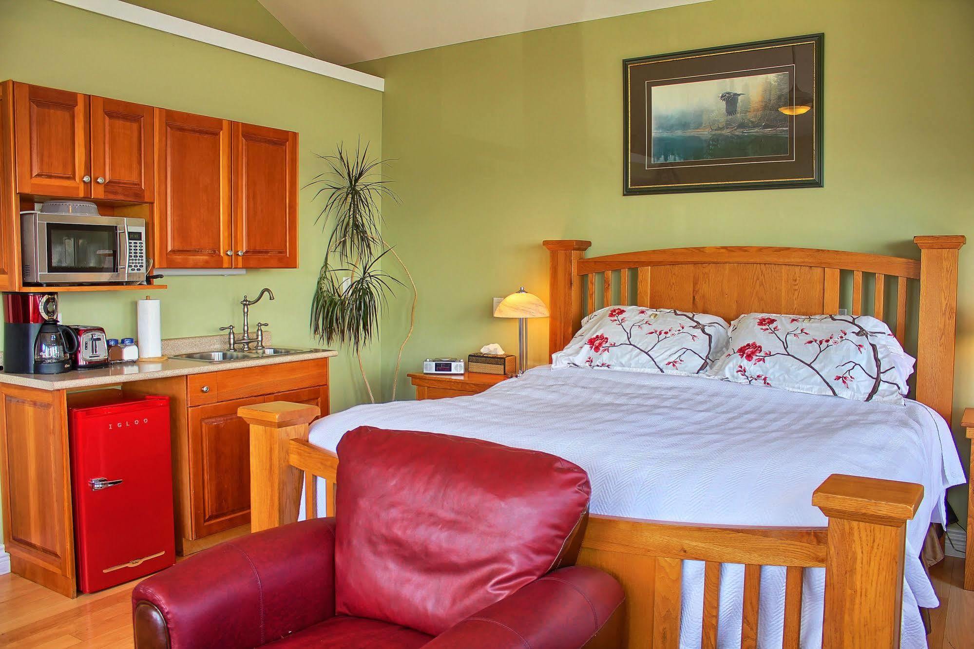 Birds Of A Feather Victoria Oceanfront Studio Suites Colwood Eksteriør billede